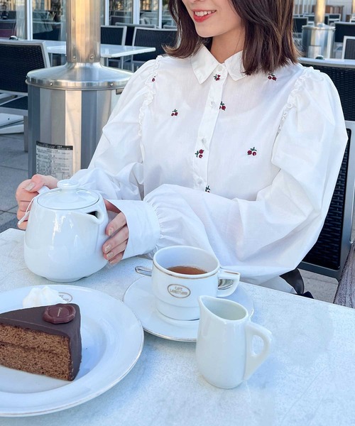 frunco(フランコ)の「チェリー刺しゅうブラウス(シャツ/ブラウス・レディース・ホワイト/ブラック・FREE)」の1枚目の写真