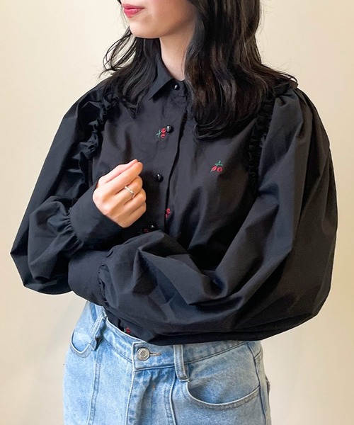 frunco(フランコ)の「チェリー刺しゅうブラウス(シャツ/ブラウス・レディース・ホワイト/ブラック・FREE)」の2枚目の写真