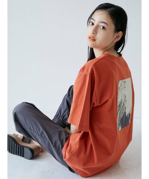MURUA（ムルーア）の「【MURUA×arai midori】バックプリントTシャツ（Tシャツ/カットソー・レディース・オレンジ/グリーン/アイボリー/ダークグレー・FREE）」の4枚目の写真