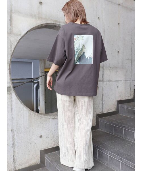 MURUA（ムルーア）の「【MURUA×arai midori】バックプリントTシャツ（Tシャツ/カットソー・レディース・オレンジ/グリーン/アイボリー/ダークグレー・FREE）」の9枚目の写真