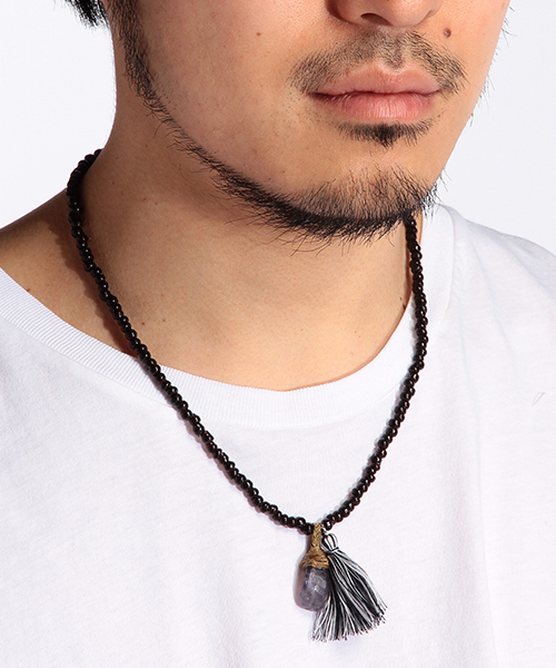 B:MING by BEAMS(ビーミングバイビームス)の「●【OCEANS12月号掲載】GAIJIN MADE / ストーンタッセルネックレス(ネックレス・メンズ・ホワイト/ブラック/レッド/ネイビー・ONE SIZE)」の3枚目の写真