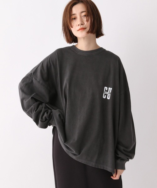 A part by(アパートバイ)の「別注アイテム/カレッジイニシャルロゴロンTシャツ_長袖(Tシャツ/カットソー・レディース・チャコールグレー/ベージュ/オフホワイト/グレー/ホワイト・FREE)」の3枚目の写真