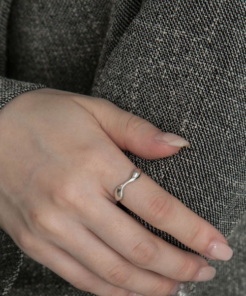 SMELLY(スメリー)の「silver925ウエーブスリムリング(リング・レディース・シルバー・13)」の1枚目の写真