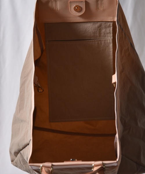 ALLAND（オルランド）の「【ALLAND オルランド】ブラウドルレザー+ KONBU-N ナイロン ハンモック トート バッグ (S size) /  ショルダーストラップ付（トートバッグ・レディース・ベージュ/ブラック・ONE SIZE）」の11枚目の写真