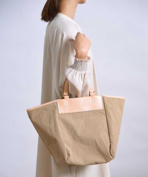 ALLAND（オルランド）の「【ALLAND オルランド】ブラウドルレザー+ KONBU-N ナイロン ハンモック トート バッグ (S size) /  ショルダーストラップ付（トートバッグ・レディース・ベージュ/ブラック・ONE SIZE）」の16枚目の写真