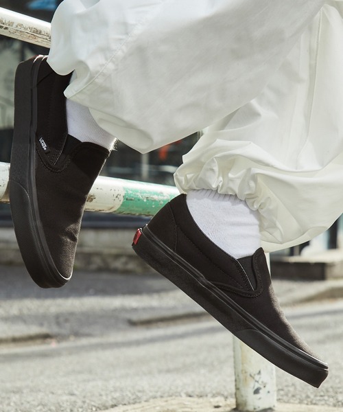 VANS(バンズ)の「VANS/ヴァンズ USA CLASSIC SLIP-ON クラシックスリッポン(スニーカー・メンズ・ブラック×ブラック/ブラック・26cm/28cm/25.5cm/24.5cm/27.5cm/23cm/24cm/23.5cm/26.5cm/28.5cm/25cm/27cm)」の4枚目の写真