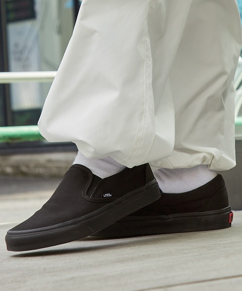 VANS(バンズ)の「VANS/ヴァンズ USA CLASSIC SLIP-ON クラシックスリッポン(スニーカー・メンズ・ブラック×ブラック/ブラック・26cm/28cm/25.5cm/24.5cm/27.5cm/23cm/24cm/23.5cm/26.5cm/28.5cm/25cm/27cm)」の5枚目の写真