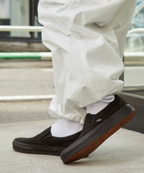 VANS(バンズ)の「VANS/ヴァンズ USA CLASSIC SLIP-ON クラシックスリッポン(スニーカー・メンズ・ブラック×ブラック/ブラック・26cm/28cm/25.5cm/24.5cm/27.5cm/23cm/24cm/23.5cm/26.5cm/28.5cm/25cm/27cm)」の9枚目の写真
