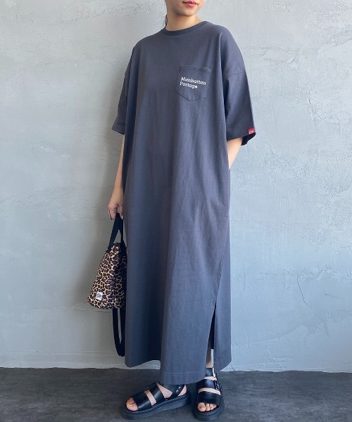 Manhattan Portage（マンハッタンポーテージ）の「[MANHATTAN PORTAGE/マンハッタンポーテージ] 別注 ワンポイントロゴ刺繍 Tシャツワンピース（ワンピース・レディース・チャコール/グリーン/グレー/ブルー・F）」の2枚目の写真