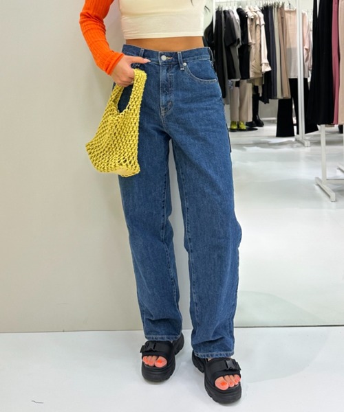 FOREVER 21（フォーエバー トゥエンティーワン）の「ストレートデニムパンツ（デニムパンツ・レディース・ライトインディゴブルー/ネイビー/グレー/ブルー・LARGE/MEDIUM/SMALL）」の4枚目の写真