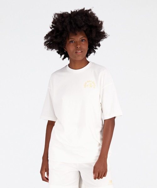 NEW BALANCE(ニューバランス)の「NB Essentials Bloomy オーバーサイズショートスリーブTシャツ(Tシャツ/カットソー・レディース・ダークグリーン/オフホワイト・LARGE/X-LARGE/MEDIUM/SMALL)」の2枚目の写真