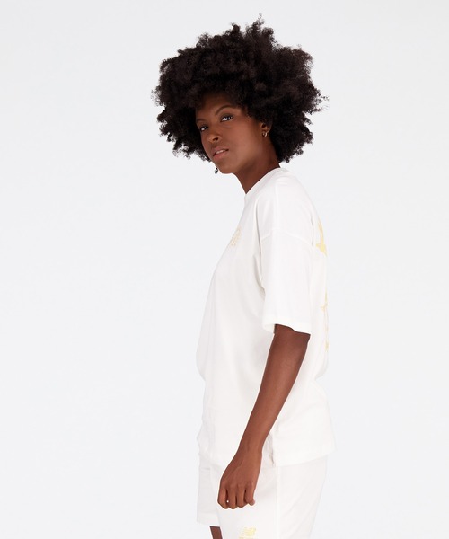 NEW BALANCE(ニューバランス)の「NB Essentials Bloomy オーバーサイズショートスリーブTシャツ(Tシャツ/カットソー・レディース・ダークグリーン/オフホワイト・LARGE/X-LARGE/MEDIUM/SMALL)」の3枚目の写真