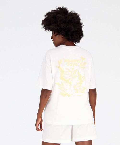 NEW BALANCE(ニューバランス)の「NB Essentials Bloomy オーバーサイズショートスリーブTシャツ(Tシャツ/カットソー・レディース・ダークグリーン/オフホワイト・LARGE/X-LARGE/MEDIUM/SMALL)」の4枚目の写真