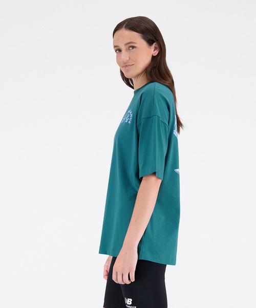 NEW BALANCE(ニューバランス)の「NB Essentials Bloomy オーバーサイズショートスリーブTシャツ(Tシャツ/カットソー・レディース・ダークグリーン/オフホワイト・LARGE/X-LARGE/MEDIUM/SMALL)」の7枚目の写真