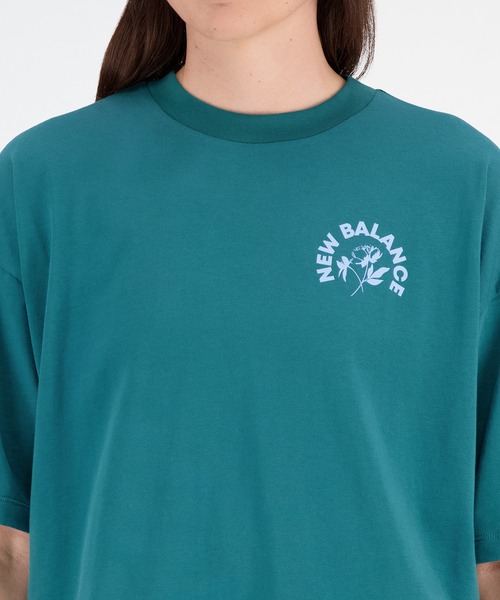 NEW BALANCE(ニューバランス)の「NB Essentials Bloomy オーバーサイズショートスリーブTシャツ(Tシャツ/カットソー・レディース・ダークグリーン/オフホワイト・LARGE/X-LARGE/MEDIUM/SMALL)」の9枚目の写真
