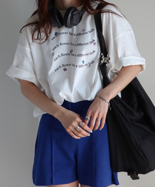 COURO(コウロ)の「ハート刺繍/花柄刺繍Tシャツ(Tシャツ/カットソー・レディース・ホワイト系/ブラック/クリーム/ネイビー系2/ブラック系/ネイビー/オートミール/ミント/ホワイト/ライトグリーン・M/L)」の3枚目の写真