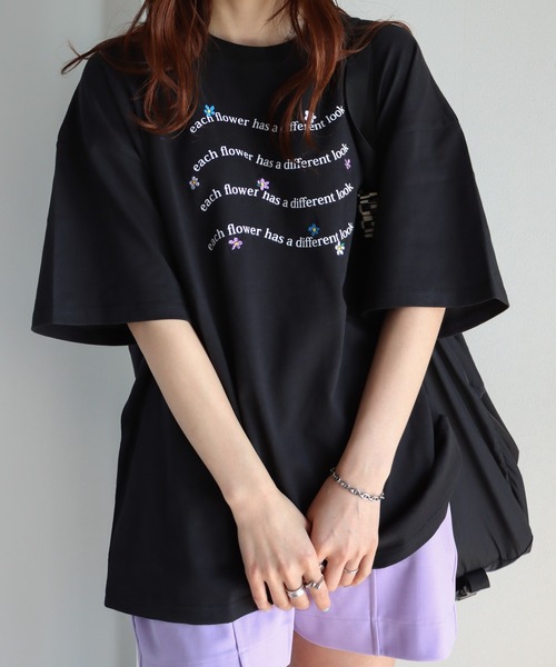 COURO(コウロ)の「ハート刺繍/花柄刺繍Tシャツ(Tシャツ/カットソー・レディース・ホワイト系/ブラック/クリーム/ネイビー系2/ブラック系/ネイビー/オートミール/ミント/ホワイト/ライトグリーン・M/L)」の5枚目の写真