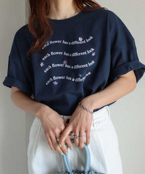 COURO(コウロ)の「ハート刺繍/花柄刺繍Tシャツ(Tシャツ/カットソー・レディース・ホワイト系/ブラック/クリーム/ネイビー系2/ブラック系/ネイビー/オートミール/ミント/ホワイト/ライトグリーン・M/L)」の10枚目の写真