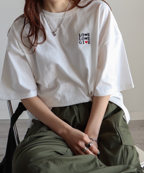 COURO(コウロ)の「ハート刺繍/花柄刺繍Tシャツ(Tシャツ/カットソー・レディース・ホワイト系/ブラック/クリーム/ネイビー系2/ブラック系/ネイビー/オートミール/ミント/ホワイト/ライトグリーン・M/L)」の2枚目の写真