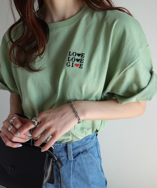 COURO(コウロ)の「ハート刺繍/花柄刺繍Tシャツ(Tシャツ/カットソー・レディース・ホワイト系/ブラック/クリーム/ネイビー系2/ブラック系/ネイビー/オートミール/ミント/ホワイト/ライトグリーン・M/L)」の1枚目の写真