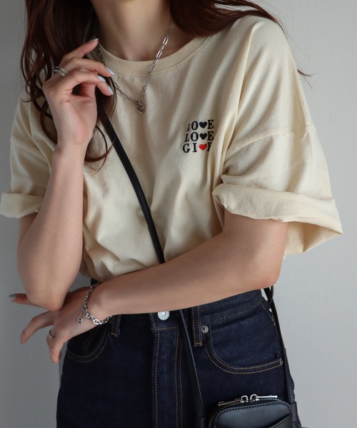COURO(コウロ)の「ハート刺繍/花柄刺繍Tシャツ(Tシャツ/カットソー・レディース・ホワイト系/ブラック/クリーム/ネイビー系2/ブラック系/ネイビー/オートミール/ミント/ホワイト/ライトグリーン・M/L)」の6枚目の写真