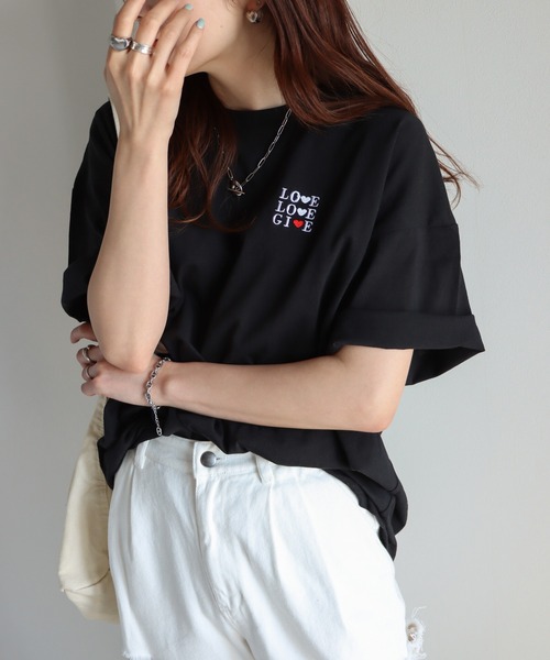 COURO(コウロ)の「ハート刺繍/花柄刺繍Tシャツ(Tシャツ/カットソー・レディース・ホワイト系/ブラック/クリーム/ネイビー系2/ブラック系/ネイビー/オートミール/ミント/ホワイト/ライトグリーン・M/L)」の4枚目の写真