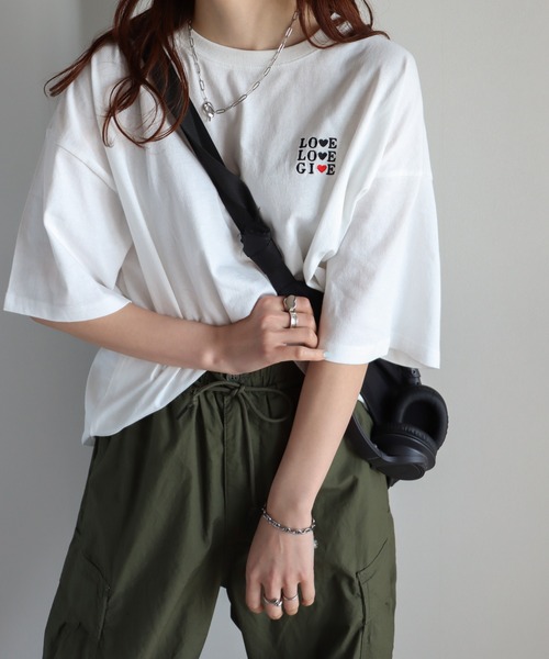 COURO(コウロ)の「ハート刺繍/花柄刺繍Tシャツ(Tシャツ/カットソー・レディース・ホワイト系/ブラック/クリーム/ネイビー系2/ブラック系/ネイビー/オートミール/ミント/ホワイト/ライトグリーン・M/L)」の13枚目の写真