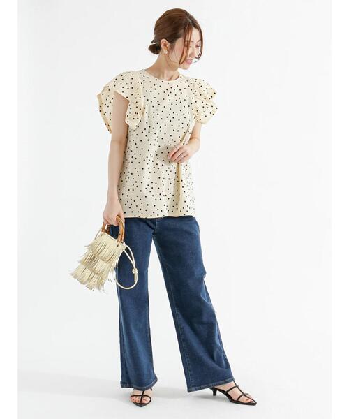 Te chichi（テチチ）の「サッカードットフレアスリーブブラウス