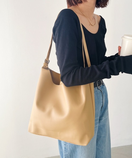 MYMOOD.（マイムード）の「【A4サイズ収納可】ポーチ付き PU ダブルベルト トートバッグ（トートバッグ・レディース・ライトベージュ/ブラウン/ブラック・FREE）」の3枚目の写真