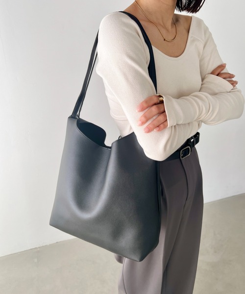 MYMOOD.（マイムード）の「【A4サイズ収納可】ポーチ付き PU ダブルベルト トートバッグ（トートバッグ・レディース・ライトベージュ/ブラウン/ブラック・FREE）」の2枚目の写真