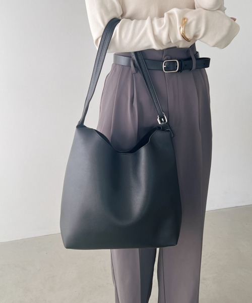 MYMOOD.（マイムード）の「【A4サイズ収納可】ポーチ付き PU ダブルベルト トートバッグ（トートバッグ・レディース・ライトベージュ/ブラウン/ブラック・FREE）」の13枚目の写真