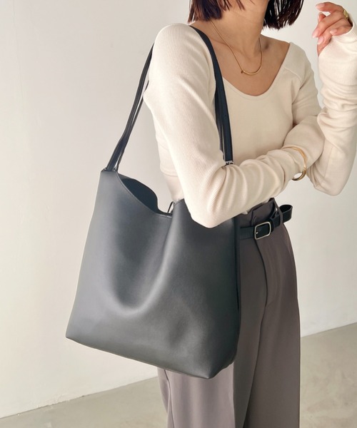 MYMOOD.（マイムード）の「【A4サイズ収納可】ポーチ付き PU ダブルベルト トートバッグ（トートバッグ・レディース・ライトベージュ/ブラウン/ブラック・FREE）」の10枚目の写真