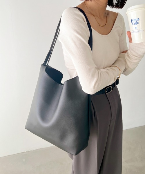 MYMOOD.（マイムード）の「【A4サイズ収納可】ポーチ付き PU ダブルベルト トートバッグ（トートバッグ・レディース・ライトベージュ/ブラウン/ブラック・FREE）」の4枚目の写真