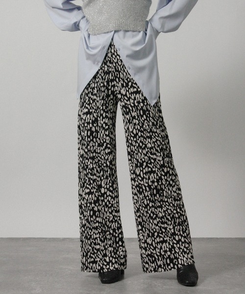 Social GIRL（ソーシャルガール）の「セルフカット プリーツパンツ セミワイドパンツ イージーパンツ（その他パンツ・レディース・ブラック/ベージュ/カーキ/モカ/グレイッシュベージュ/ライトブラウン/オフホワイト/ホワイト系その他/ブラック系その他2/ブラック系その他/ライトグリーン/イエロー/ダークグリーン/チャコールグレー・M/L）」の4枚目の写真