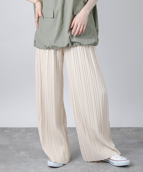 Social GIRL（ソーシャルガール）の「セルフカット プリーツパンツ セミワイドパンツ イージーパンツ（その他パンツ・レディース・ブラック/ベージュ/カーキ/モカ/グレイッシュベージュ/ライトブラウン/オフホワイト/ホワイト系その他/ブラック系その他2/ブラック系その他/ライトグリーン/イエロー/ダークグリーン/チャコールグレー・M/L）」の2枚目の写真