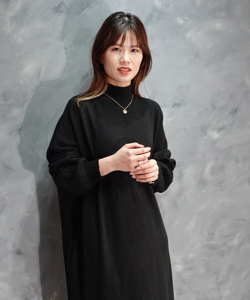 CORNERS（コーナーズ）の「ハイネックニットロングワンピース（ワンピース・レディース・ブラック/グレー/カーキ/グレイッシュベージュ/アイボリー・M）」の11枚目の写真