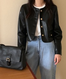フェイクレザー金釦ノーカラージャケット。