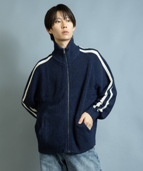 En serio TOKYO(エンソリオトーキョー)の「片畦編み 袖ラインニットトラックJKT(ニット/セーター・メンズ・ネイビー/オリーブ/ダークオレンジ/ブラック・L/M)」の4枚目の写真