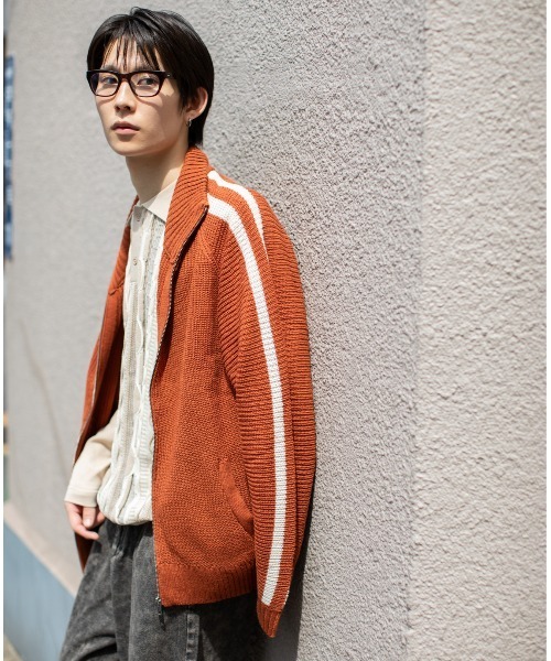 En serio TOKYO(エンソリオトーキョー)の「片畦編み 袖ラインニットトラックJKT(ニット/セーター・メンズ・ネイビー/オリーブ/ダークオレンジ/ブラック・L/M)」の6枚目の写真