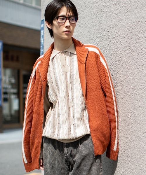 En serio TOKYO(エンソリオトーキョー)の「片畦編み 袖ラインニットトラックJKT(ニット/セーター・メンズ・ネイビー/オリーブ/ダークオレンジ/ブラック・L/M)」の8枚目の写真