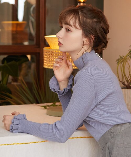 couture brooch(クチュールブローチ)の「◆バックフェイクパール袖口フリルハイネックニット(ニット/セーター・レディース・ブラック/サックスブルー/アイボリー/ナチュラル/ベビーピンク・38/42/34)」の6枚目の写真