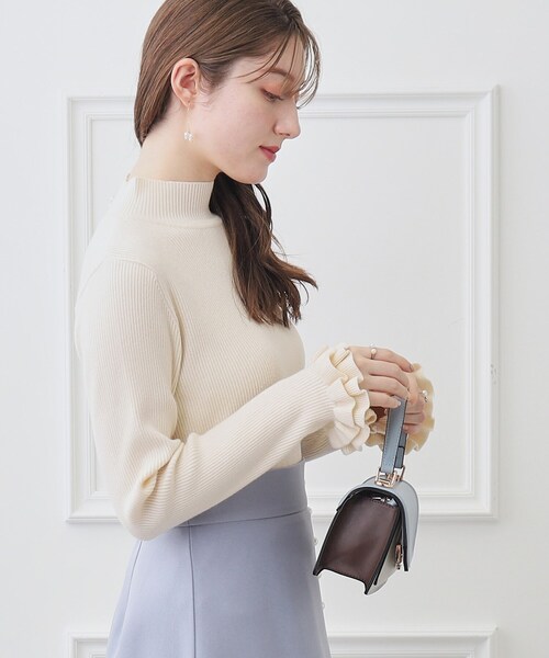 couture brooch(クチュールブローチ)の「◆バックフェイクパール袖口フリルハイネックニット(ニット/セーター・レディース・ブラック/サックスブルー/アイボリー/ナチュラル/ベビーピンク・38/42/34)」の11枚目の写真