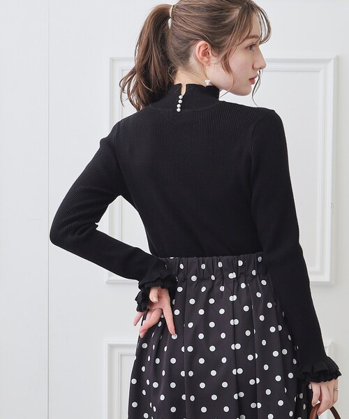 couture brooch(クチュールブローチ)の「◆バックフェイクパール袖口フリルハイネックニット(ニット/セーター・レディース・ブラック/サックスブルー/アイボリー/ナチュラル/ベビーピンク・38/42/34)」の22枚目の写真