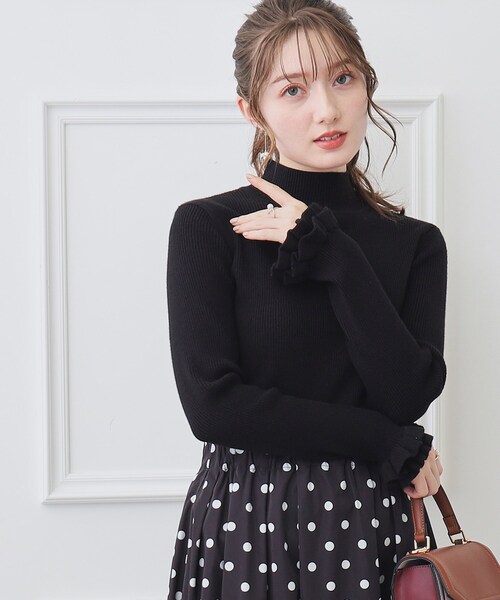 couture brooch(クチュールブローチ)の「◆バックフェイクパール袖口フリルハイネックニット(ニット/セーター・レディース・ブラック/サックスブルー/アイボリー/ナチュラル/ベビーピンク・38/42/34)」の1枚目の写真
