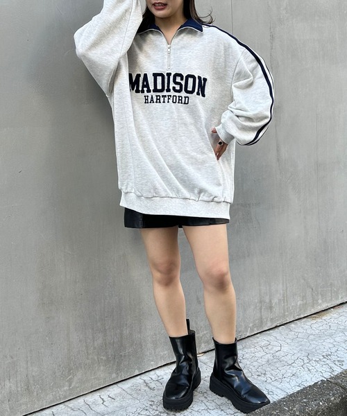 INGNI(イング)の「ハーフZIP襟配色袖ラインカレッジロゴチュニック(スウェット・レディース・オフホワイト/ブラック/オートミール・M)」の8枚目の写真