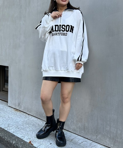 INGNI(イング)の「ハーフZIP襟配色袖ラインカレッジロゴチュニック(スウェット・レディース・オフホワイト/ブラック/オートミール・M)」の14枚目の写真