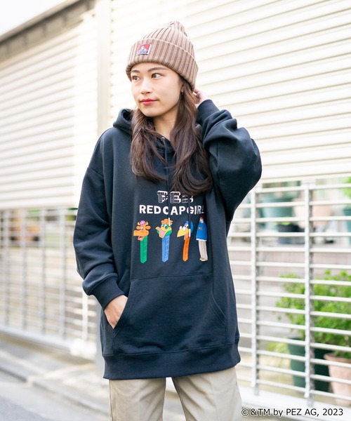 Red Cap Girl(レッドキャプガール)の「【PEZ × RED CAP GIRL】 裏毛イラスト ビッグシルエットフーディー プルパーカー(パーカー・メンズ・アイボリー/チャコールグレー/グレー・LARGE/MEDIUM)」の4枚目の写真