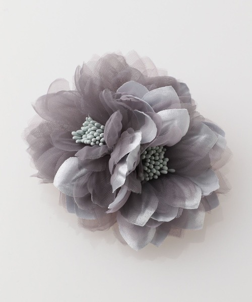 Elura（エルーラ）の「アソートコサージュ／995316（ブローチ/コサージュ・レディース・グレイッシュベージュ/アイボリー/ピンクベージュ/グレー/ベージュ/ライトグレー・ONE SIZE）」の3枚目の写真