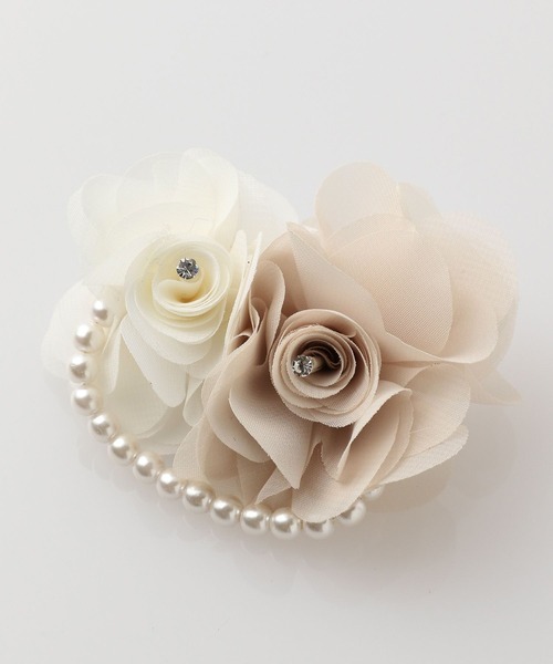 Elura（エルーラ）の「アソートコサージュ／995316（ブローチ/コサージュ・レディース・グレイッシュベージュ/アイボリー/ピンクベージュ/グレー/ベージュ/ライトグレー・ONE SIZE）」の2枚目の写真