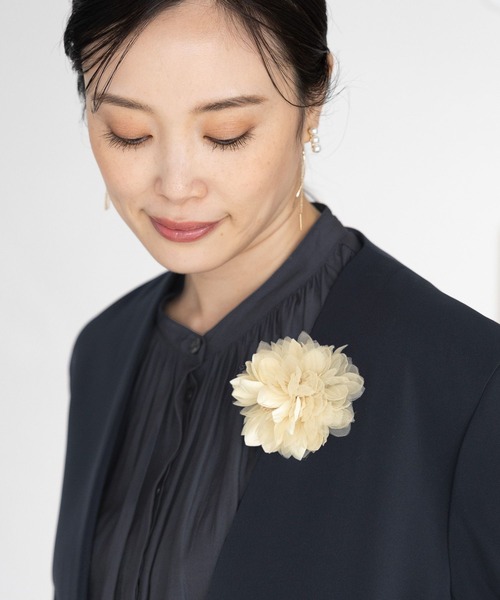 Elura（エルーラ）の「アソートコサージュ／995316（ブローチ/コサージュ・レディース・グレイッシュベージュ/アイボリー/ピンクベージュ/グレー/ベージュ/ライトグレー・ONE SIZE）」の7枚目の写真